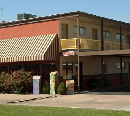 Big Bend Traveler'S Inn Great Bend Esterno foto