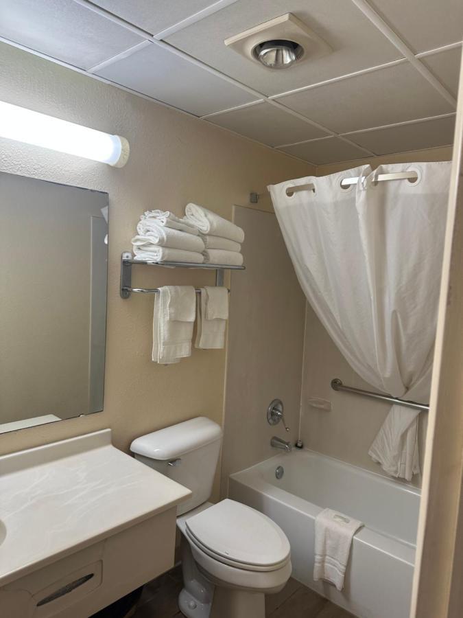Big Bend Traveler'S Inn Great Bend Esterno foto