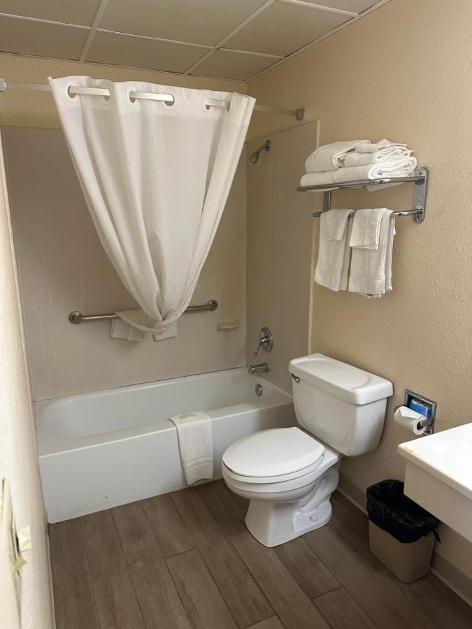 Big Bend Traveler'S Inn Great Bend Esterno foto