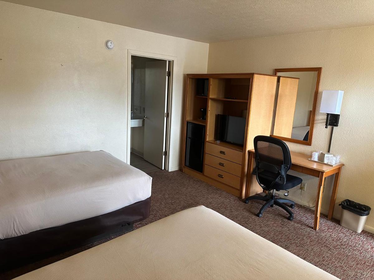 Big Bend Traveler'S Inn Great Bend Esterno foto